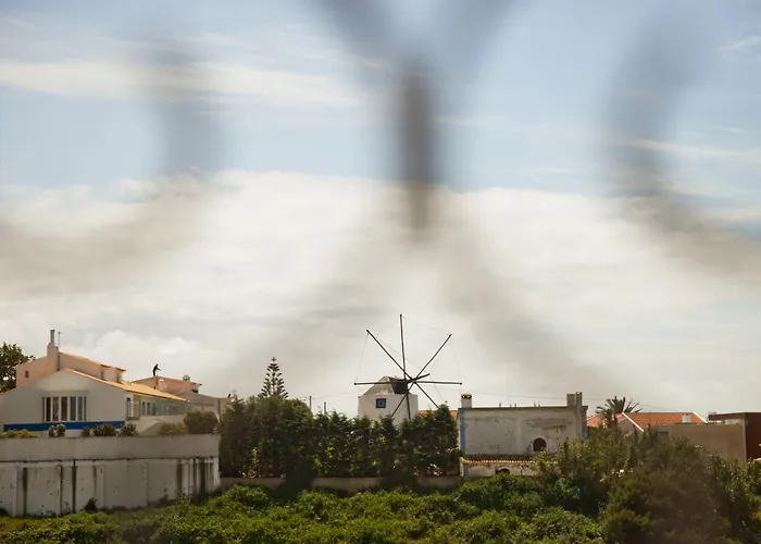 Ericeira Chill Hill Hostel & Private Rooms - Peach Garden